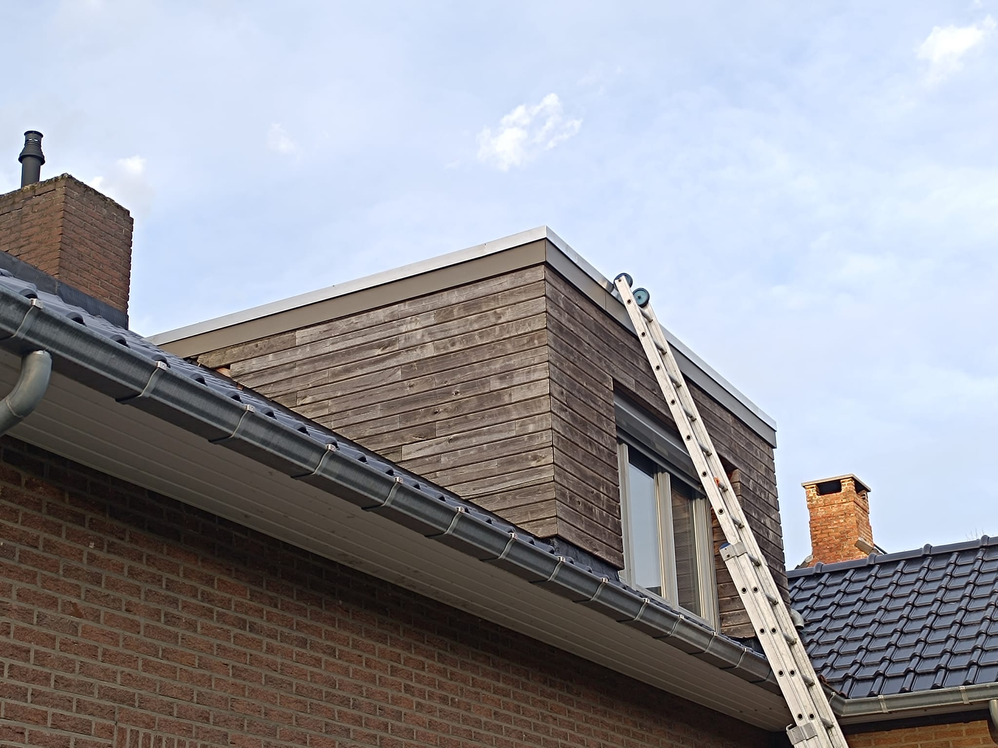Dakkapel met moderne houten bekleding te Genk - MS Dakwerken